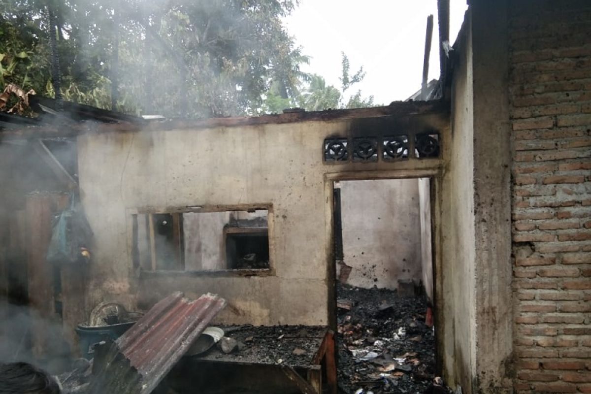 Ditinggal ke ladang, 1 unit rumah di Barus terbakar