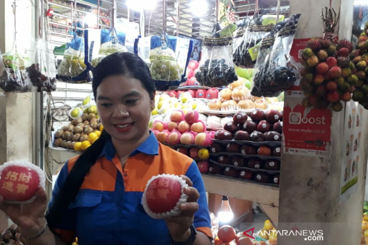 Jelang Imlek buah impor mulai diburu konsumen di Solo