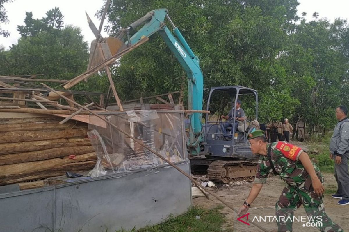 Timgab Babel bongkar puluhan bangunan liar di hutan lindung Bangka