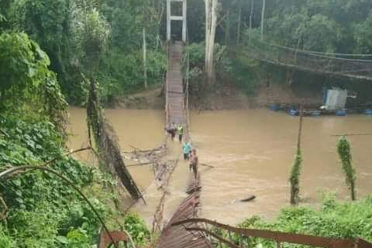 Suspension bridge collapses in Balangan, residents and motorbikes fall