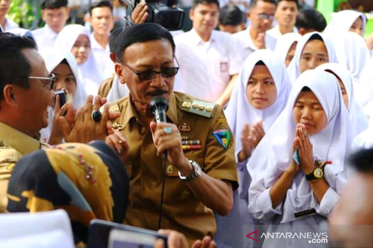 Kado dari Bupati Pesisir Selatan untuk pelajar yang berulang tahun di usia ke-17