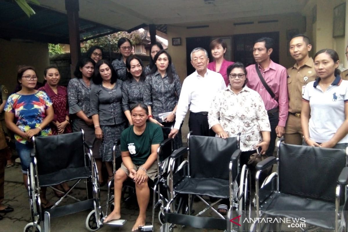 K3S Gianyar serahkan kursi roda bantuan Jepang untuk disabilitas