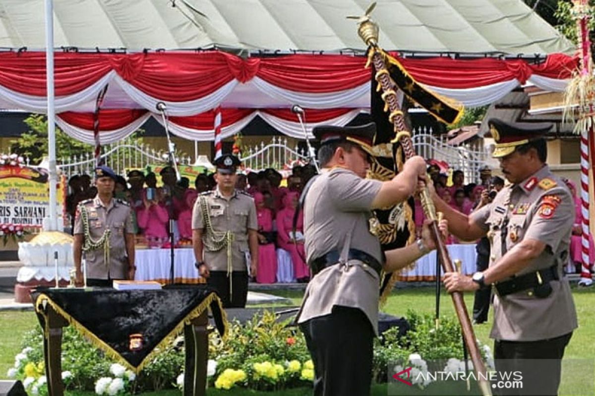 Irjen Nana Sudjana serahkan Pataka Polda NTB ke Irjen Tomsi Tohir