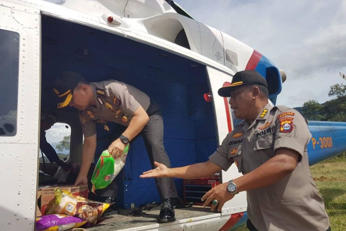 Polda Banten distribusikan logistik ke lokasi terisolasi gunakan helikopter