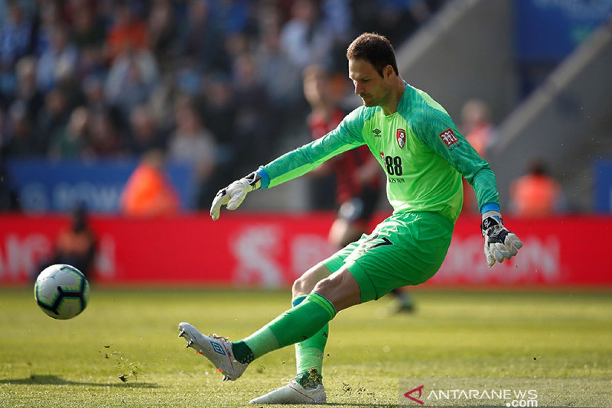 Asmir Begovic hijrah ke AC Milan