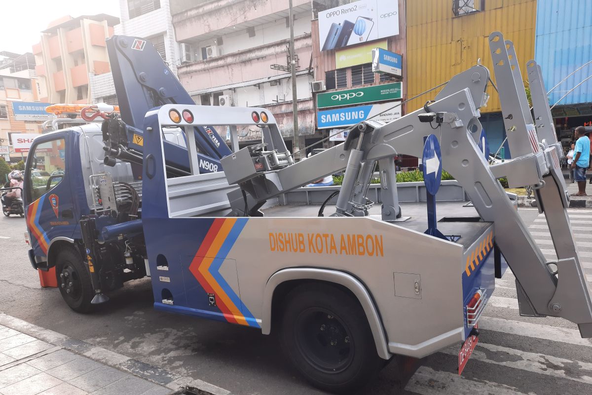 Dishub Ambon siap tertibkan kendaraan parkir di badan jalan