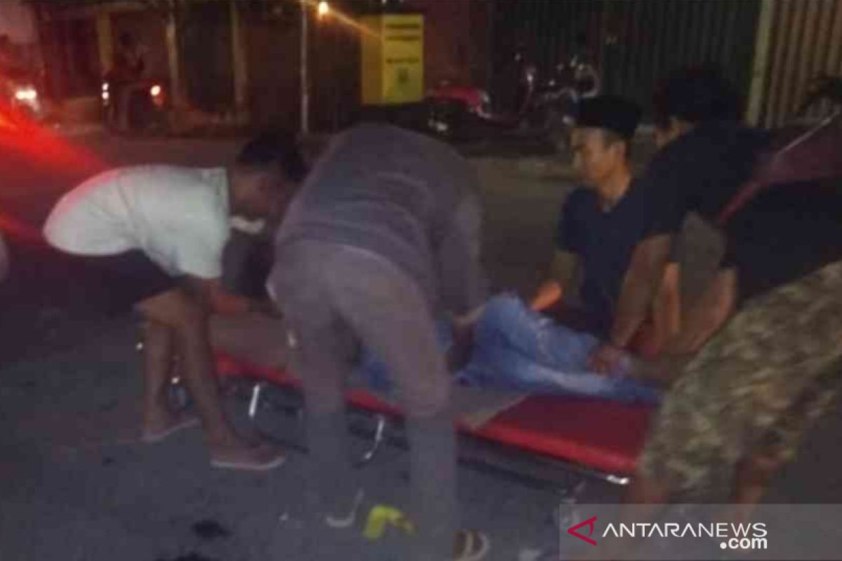 Seorang pemuda tewas setelah 'adu banteng' dengan mobil ambulans