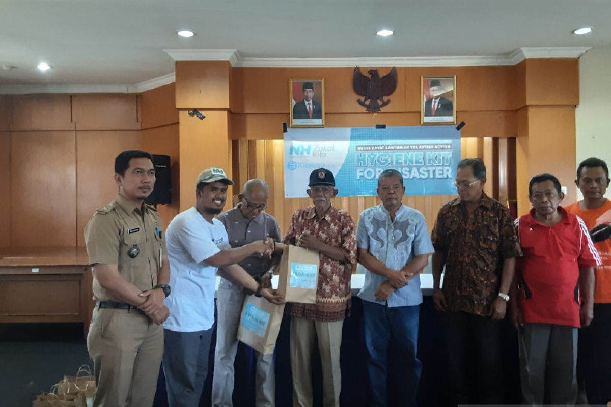NH Zakat salurkan paket kebersihan ke korban banjir Cipinang Melayu