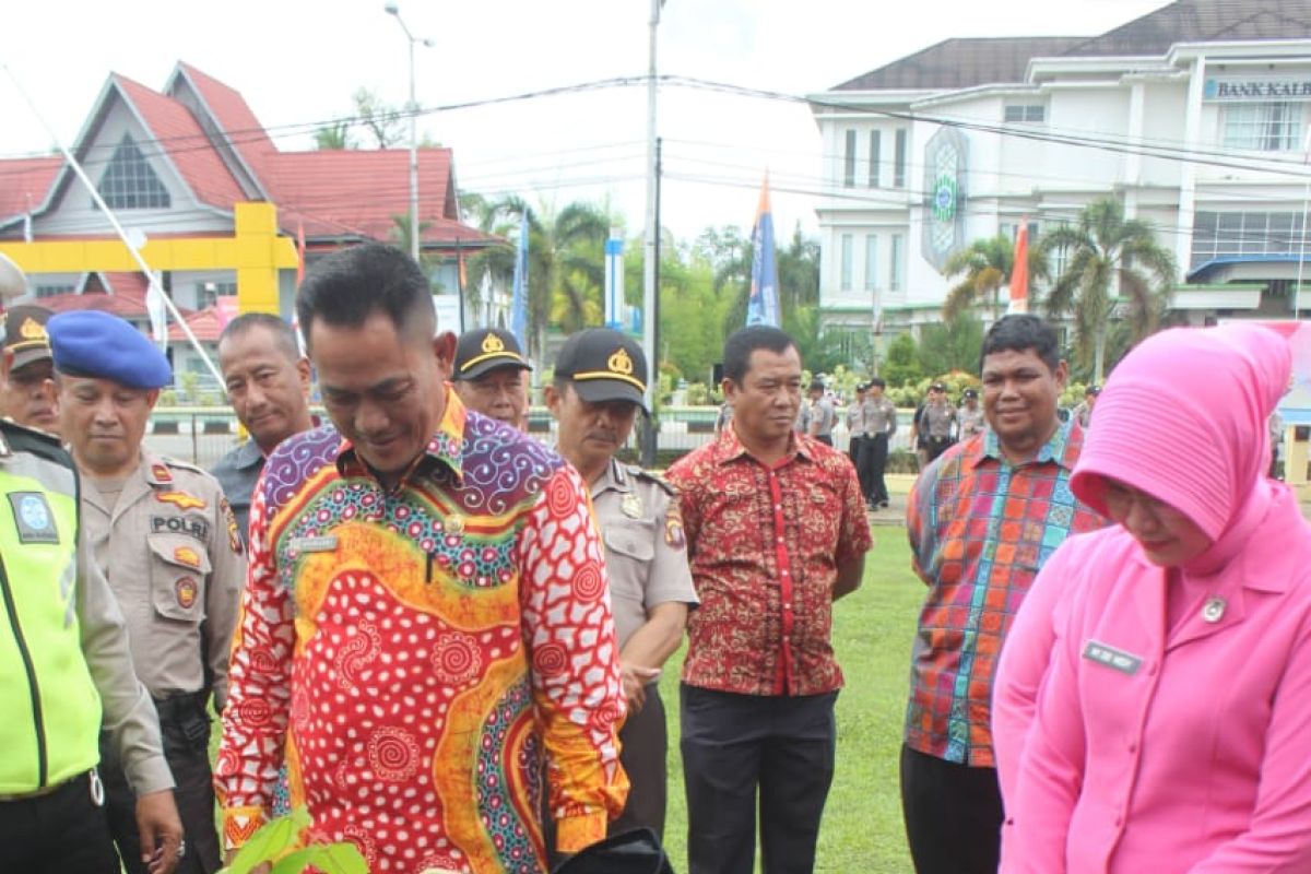 Jajaran Polres Kapuas Hulu tanam ratusan pohon penghijauan