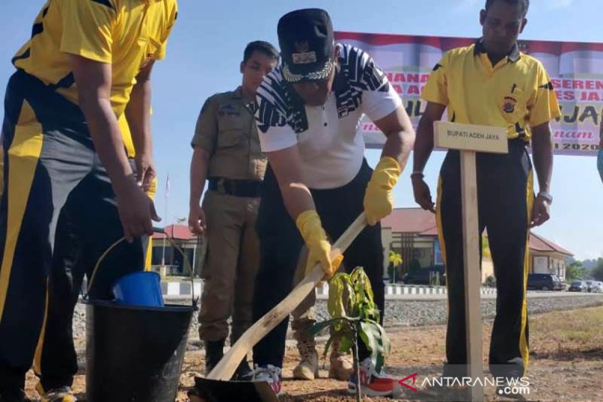 Polres Aceh Jaya tanam 1.021 pohon berbuah