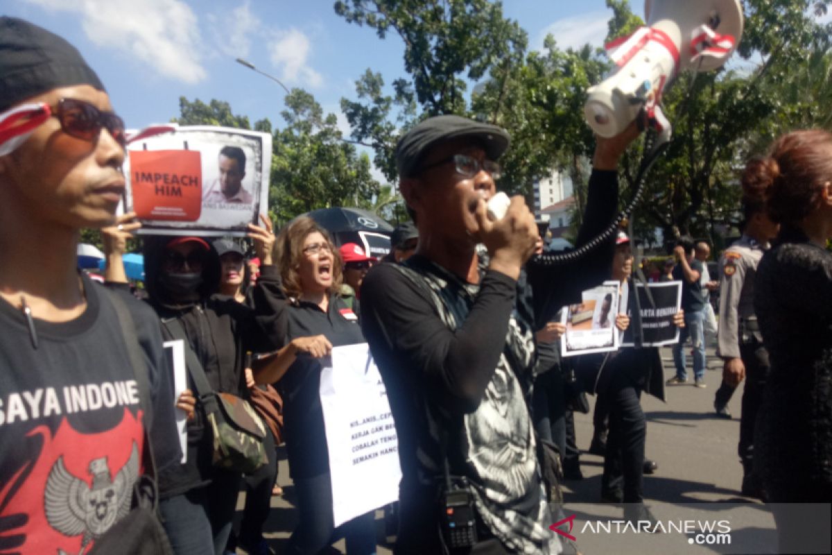 Dua kubu pengunjuk rasa sempat adu mulut saat aksi longmarch