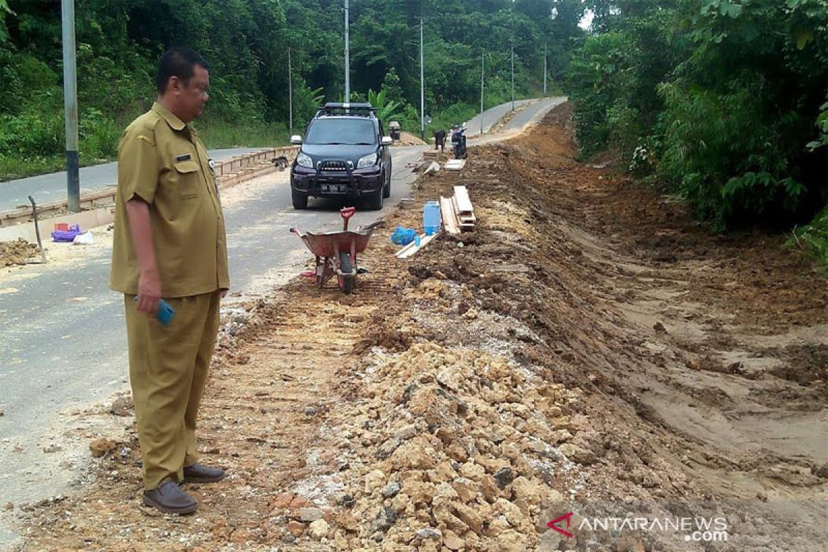 Longsor  di jalan menuju Bandara H Muhammad Sidik diperbaiki