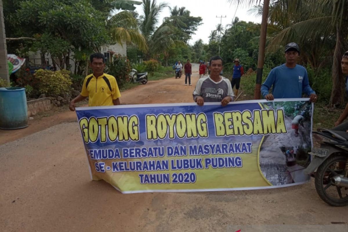 Jalan rusak parah, pemuda Pulau Buru bergotong royong perbaiki jalan