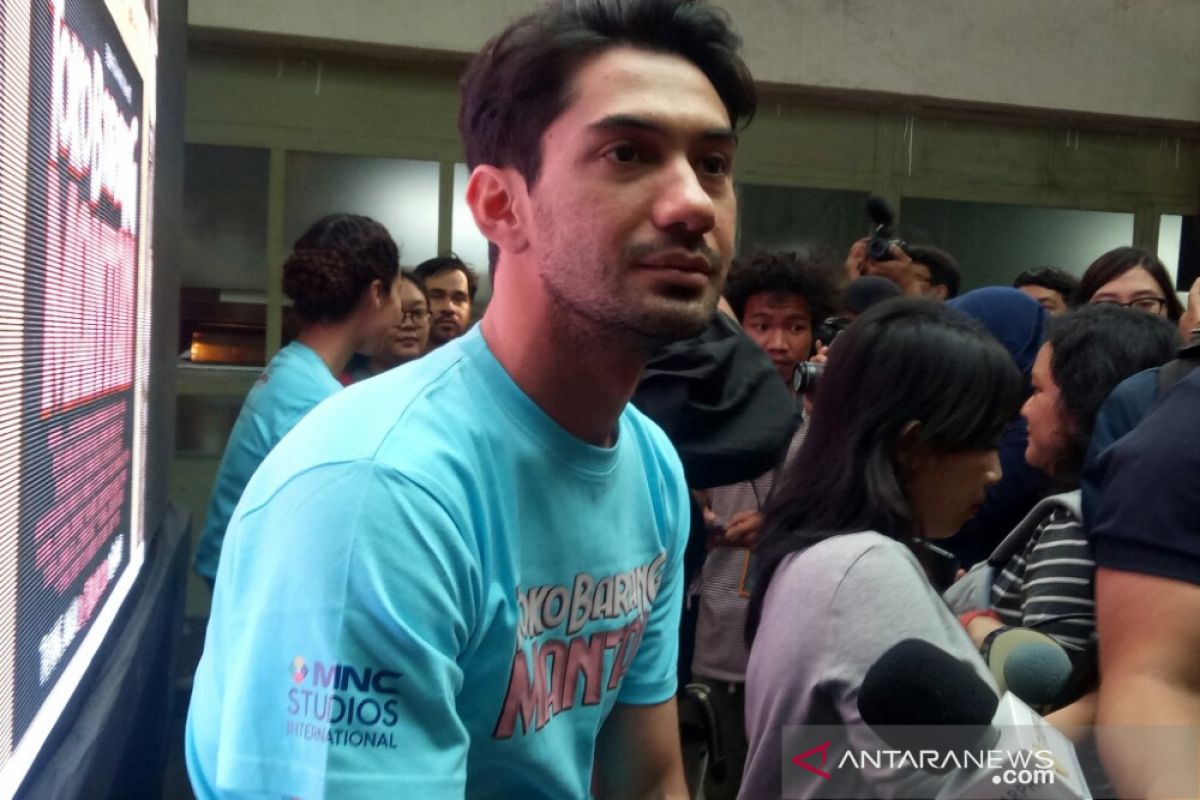 Reza Rahadian menjelma pria gondrong urakan di "Toko Barang Mantan"