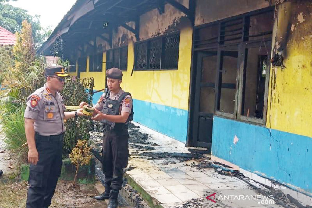 SDN 2 Panarung Palangka Raya terbakar, siswa lari berhamburan