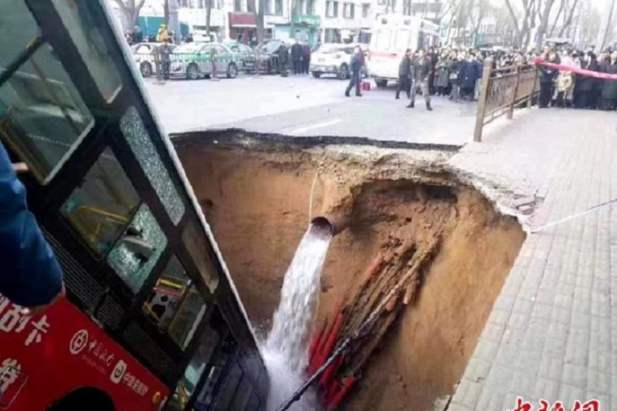 Enam tewas, 10 hilang akibat jalan amblas di Qinghai, China