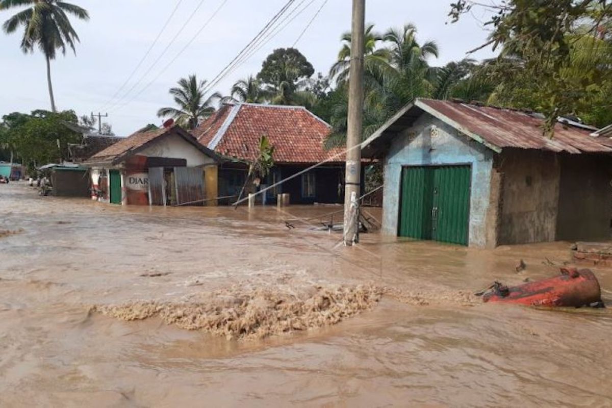 Delapan kabupaten di Sumsel ini waspada banjir dan longsor