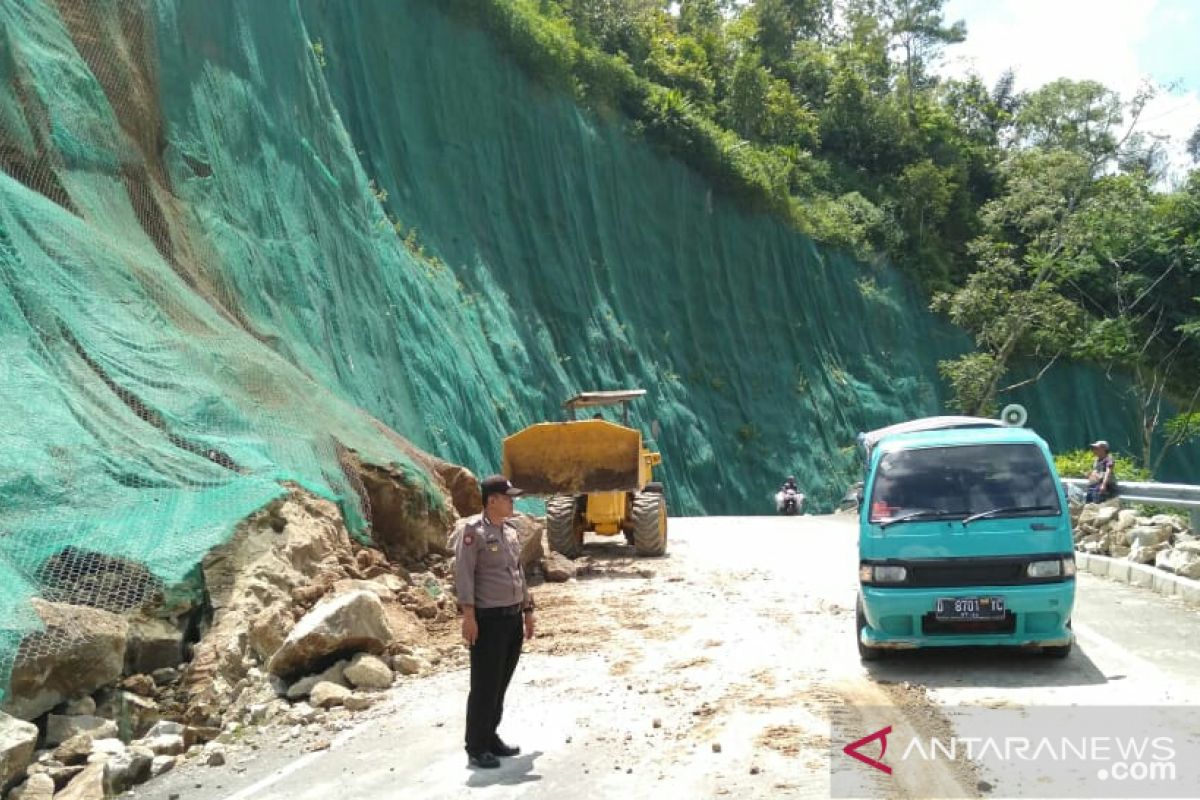 Kementerian PUPR turunkan alat berat bersihkan material longsor Bandung-Cianjur