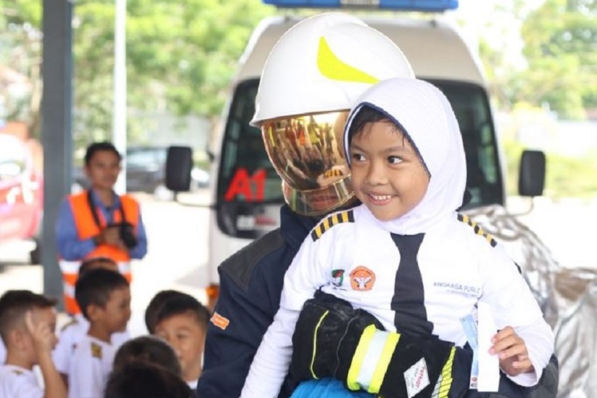 Damkar Bandara Jambi diperkenalkan kepada PAUD