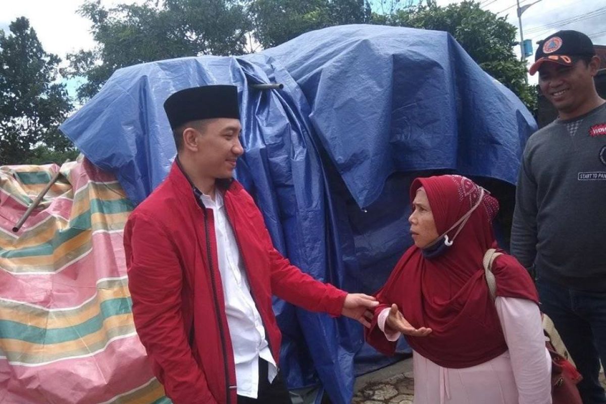 Anggota DPR Mochamad Hasbi Asyidiki bantu korban banjir bandang di Lebak