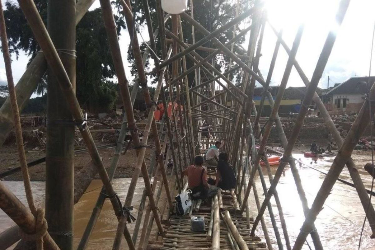 Korban banjir bandang di Lebak bangun jembatan darurat