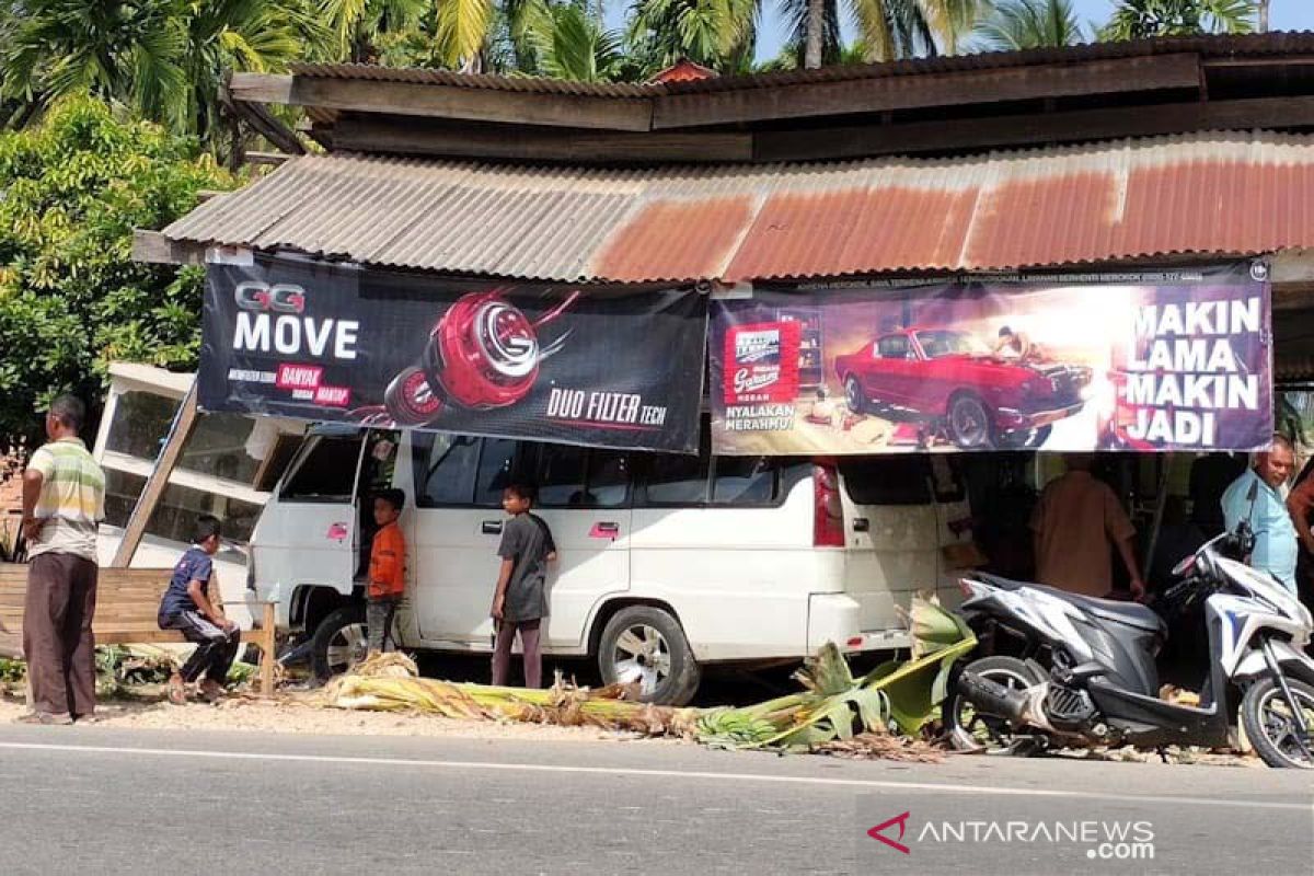 Pecah ban, L300 seruduk warung kopi di Aceh Timur