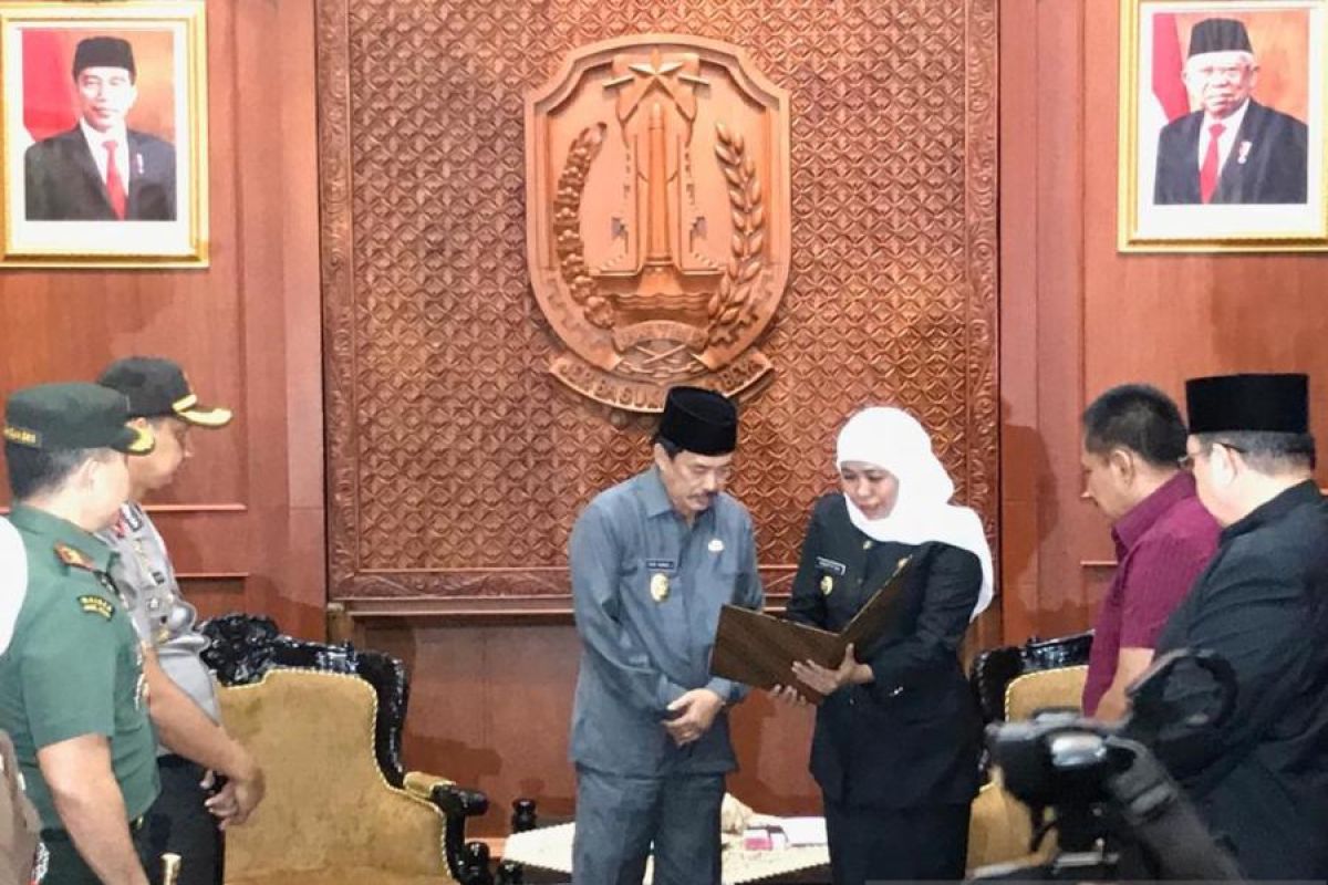 Gubernur Khofifah serahkan surat perintah tugas Plt Bupati Sidoarjo