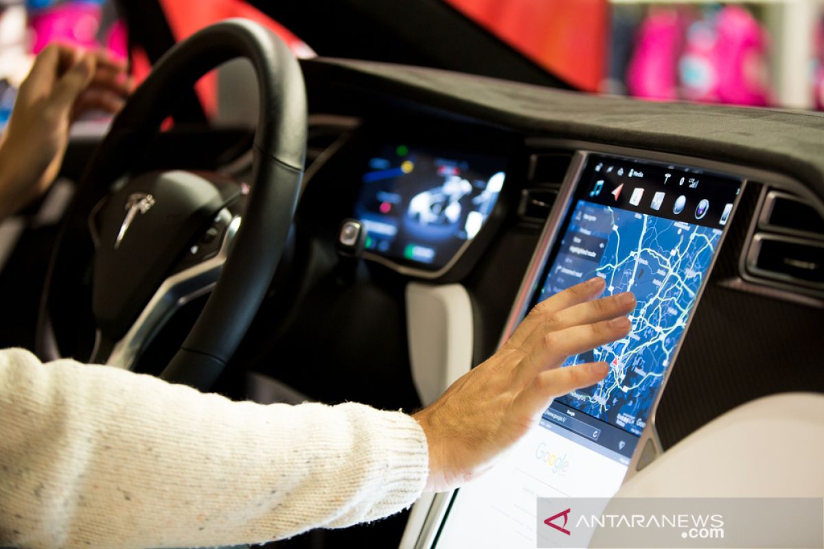 Tesla menantang para 'hacker'