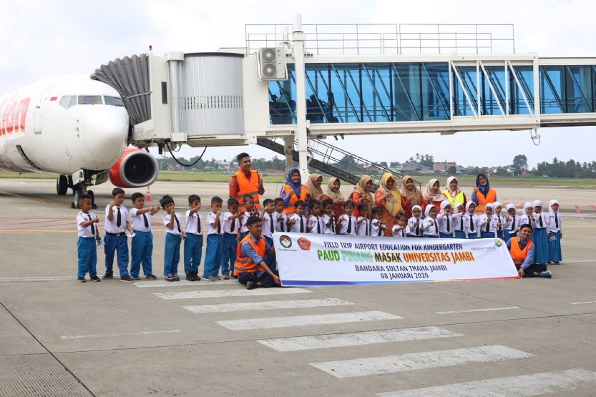 Murid TK Pinang Masak diperkenalkan aktifitas di Bandara Jambi