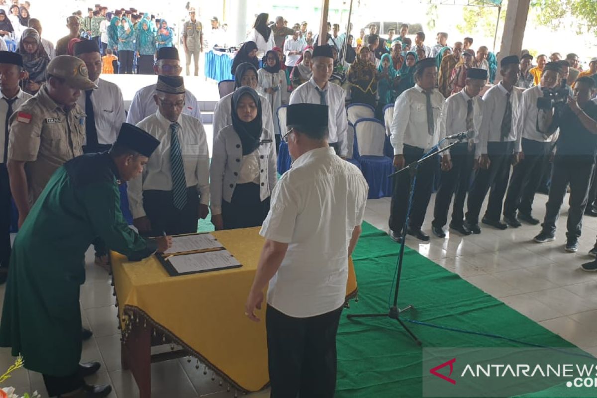 Bupati lantik 16 anggota BPD Kelumpang Hilir