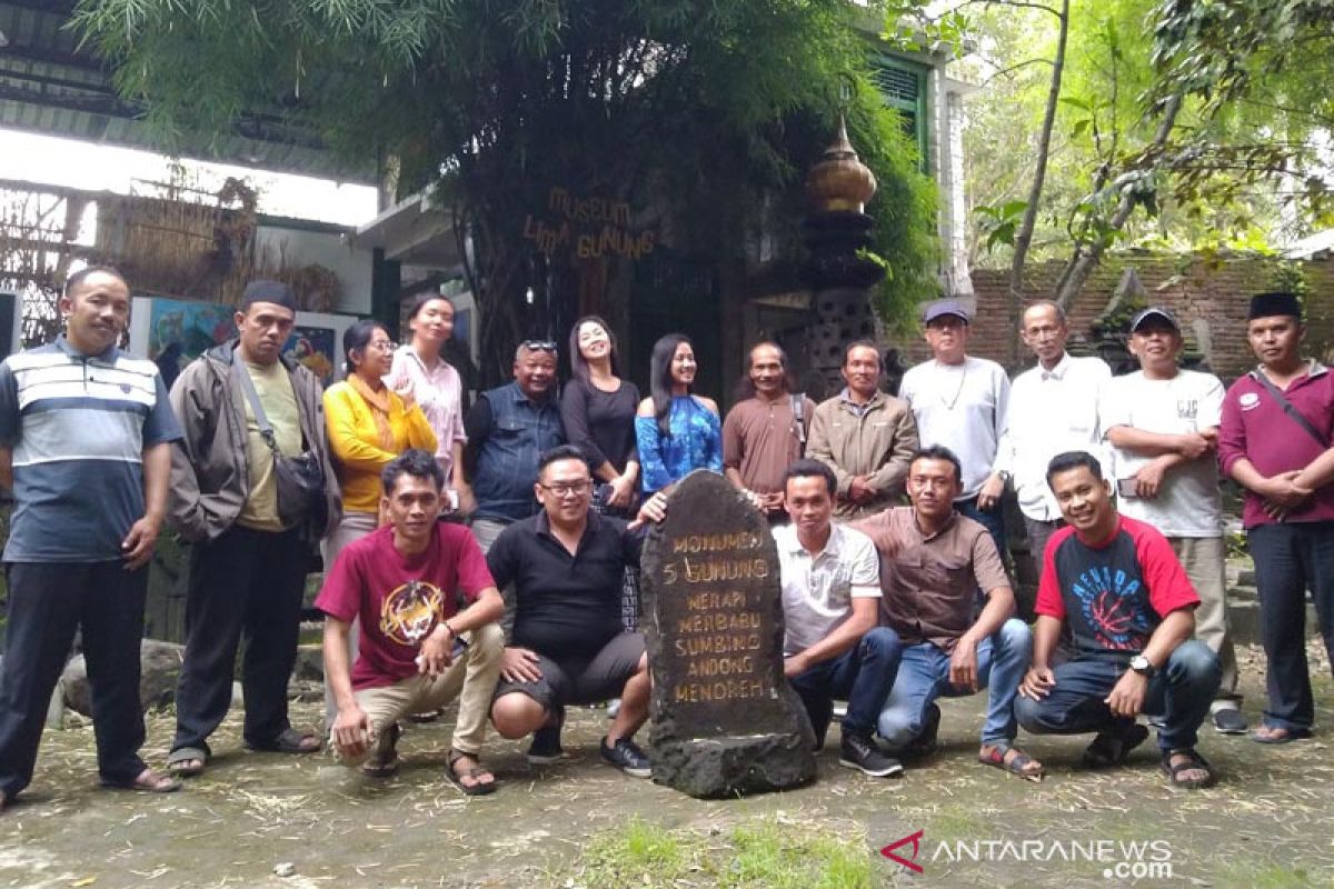 Lima Gunung dalam dongeng versus Keraton Agung Sejagat