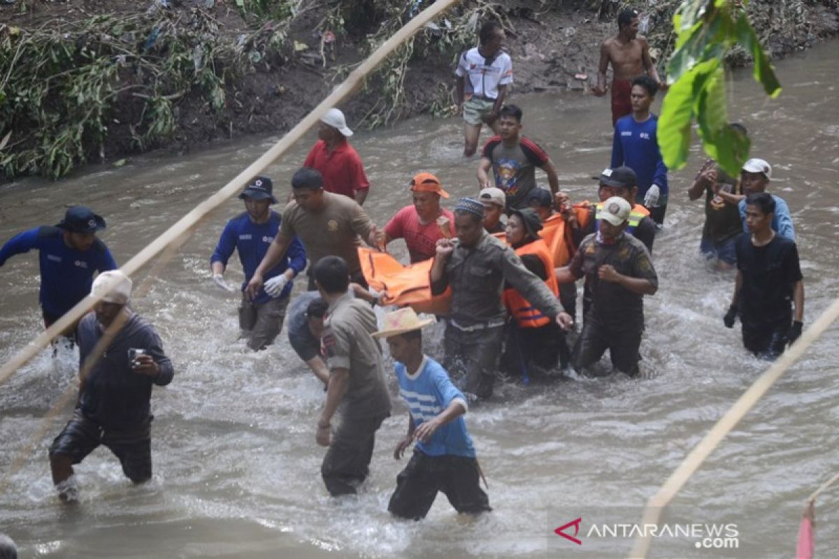 Evakuasi korban terseret air sungai