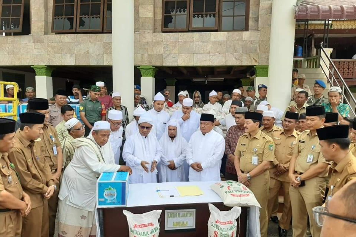 Bupati Langkat serahkan dua ekor sapi sukseskan HUL Ke-96 Babussalam