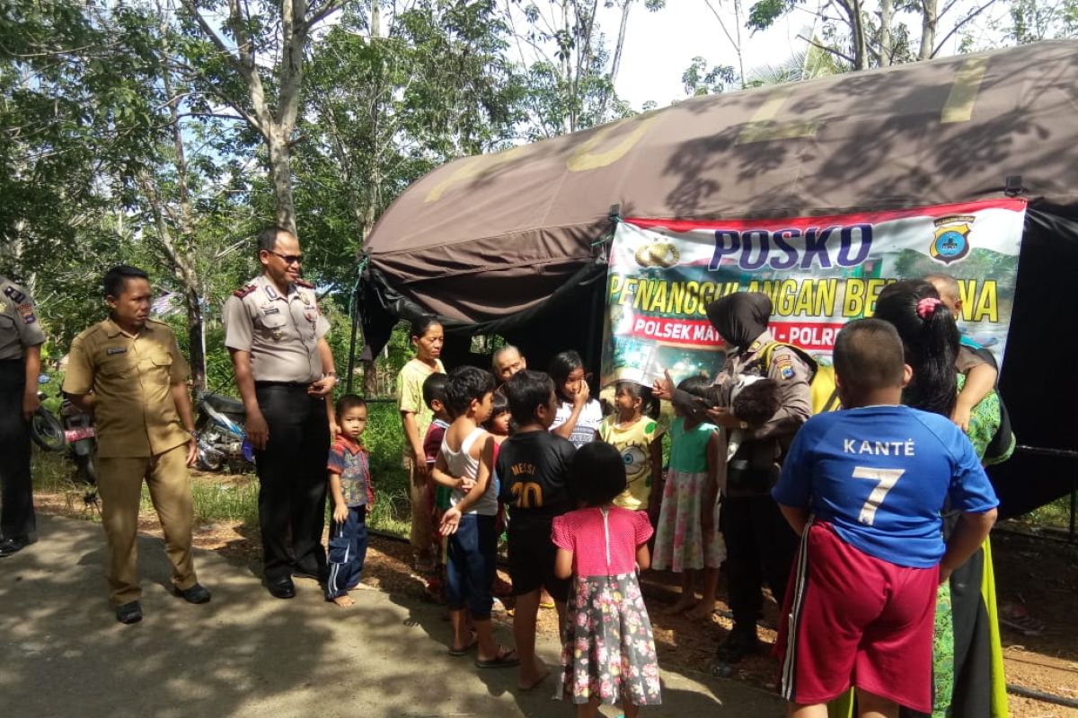 Polres Banjar hibur anak-anak di pengungsian korban banjir Tanah Abang