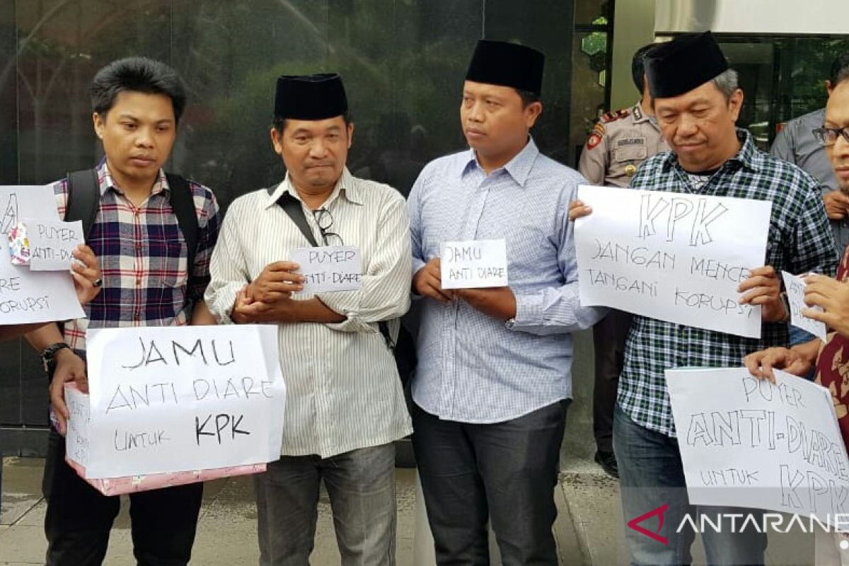 Perwakilan masyarakat kirim jamu antidiare kepada pimpinan KPK