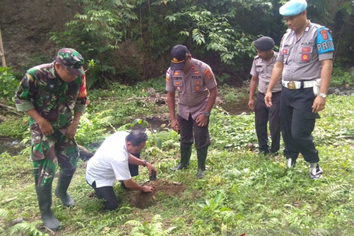 TNI-Polri  penananam pohon di wilayah aliran sungai