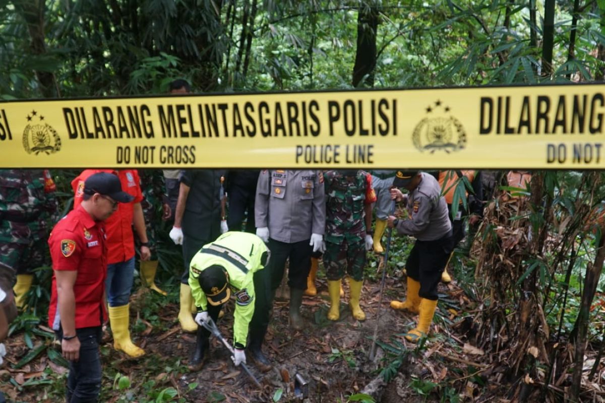 Polres Bogor beri garis polisi puluhan lubang penambangan emas ilegal