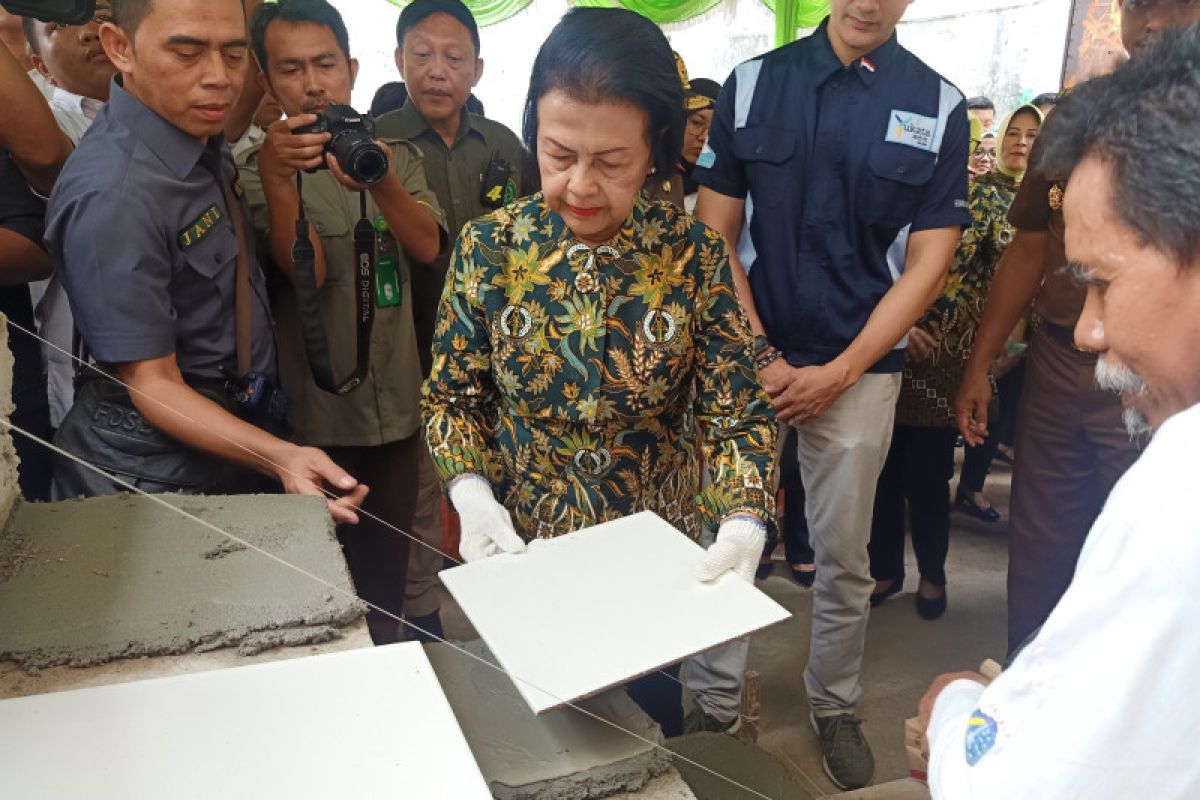 Istri Jaksa Agung pimpin distribusi bantuan banjir di Cipinang Muara