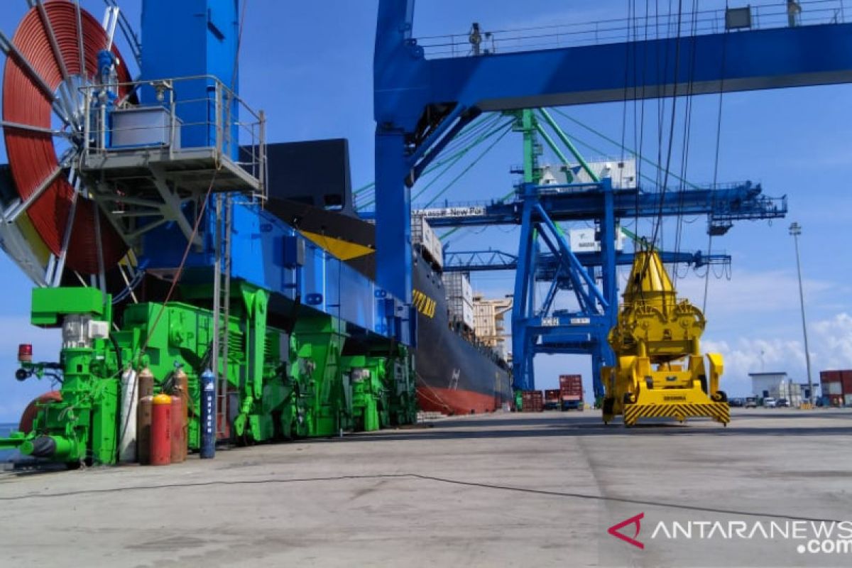 Kendari New Port siap operasikan dua unit "Container Crane"