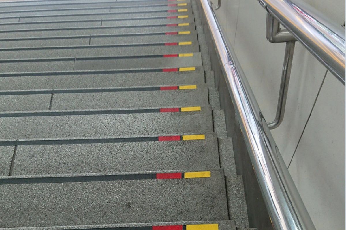 Kenapa banyak garis merah dan kuning di fasilitas publik Jepang?