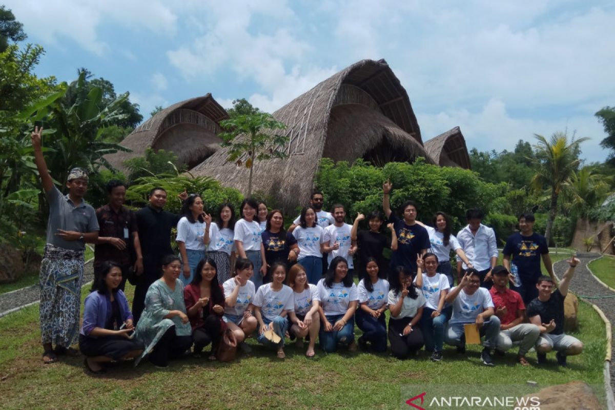 Mahasiswa Harvard Amerika kagumi vila bambu 