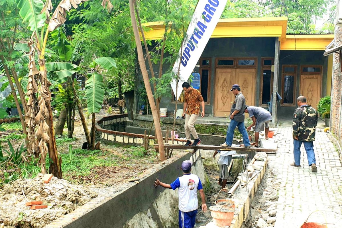 Ciputra bantu warga Dukuh Sepat perbaiki selokan