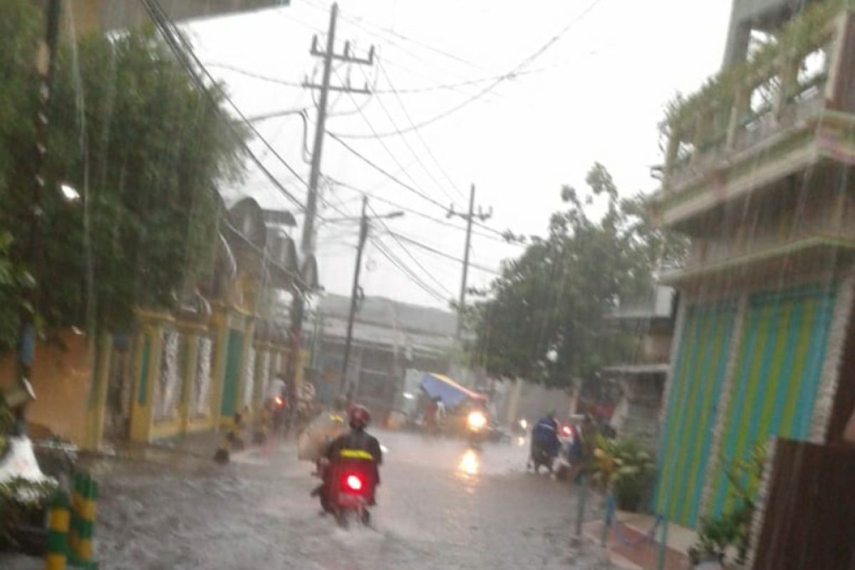 Hujan, sejumlah kawasan di Surabaya banjir