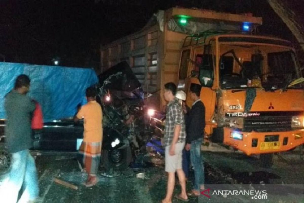 Sopir L-300 pick-up kritis setelah tabrak truk barang di Aceh Timur