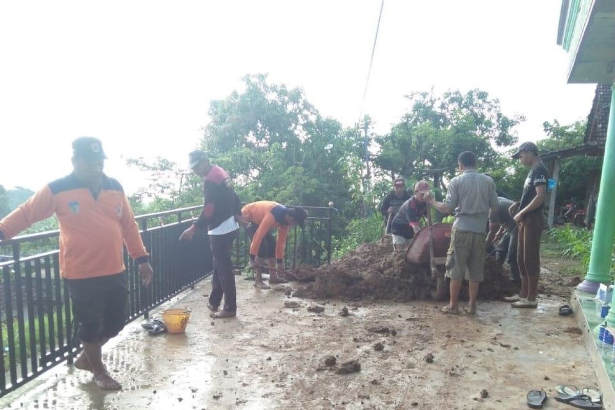 Tebing longsor terjang dapur dua rumah di Kediri