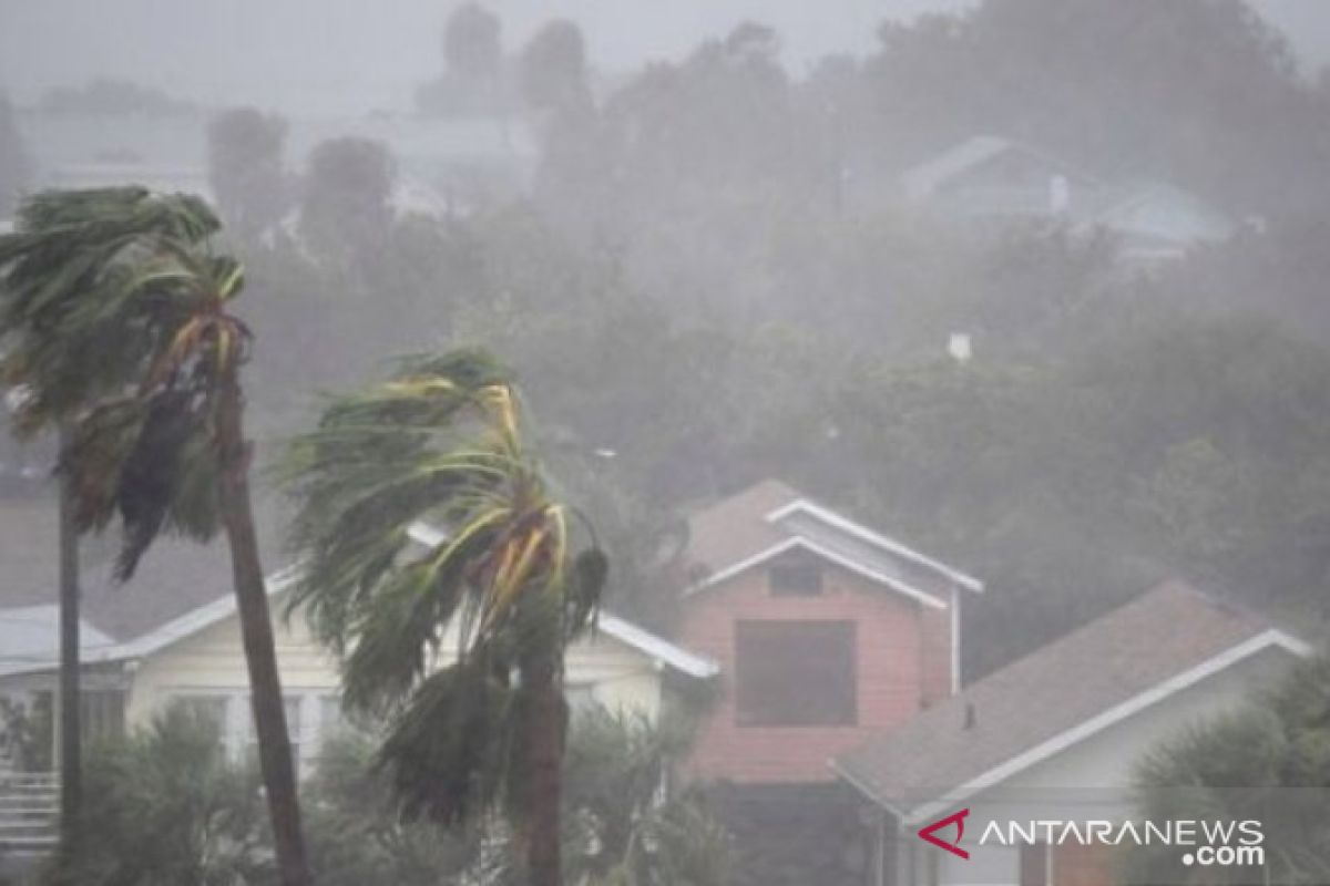 Hujan lebat dan angin kencang diprediksi landa beberapa wilayah Indonesia
