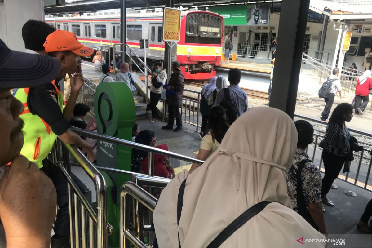 Perjalanan penumpang KRL terganggu akibat gangguan aliran listrik