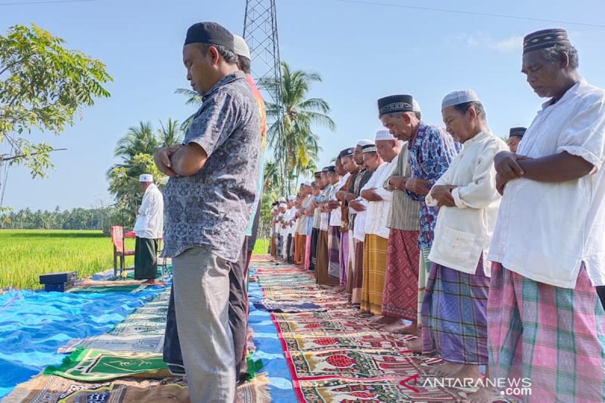 Ratusan warga Shalat Istisqa di Aceh Timur