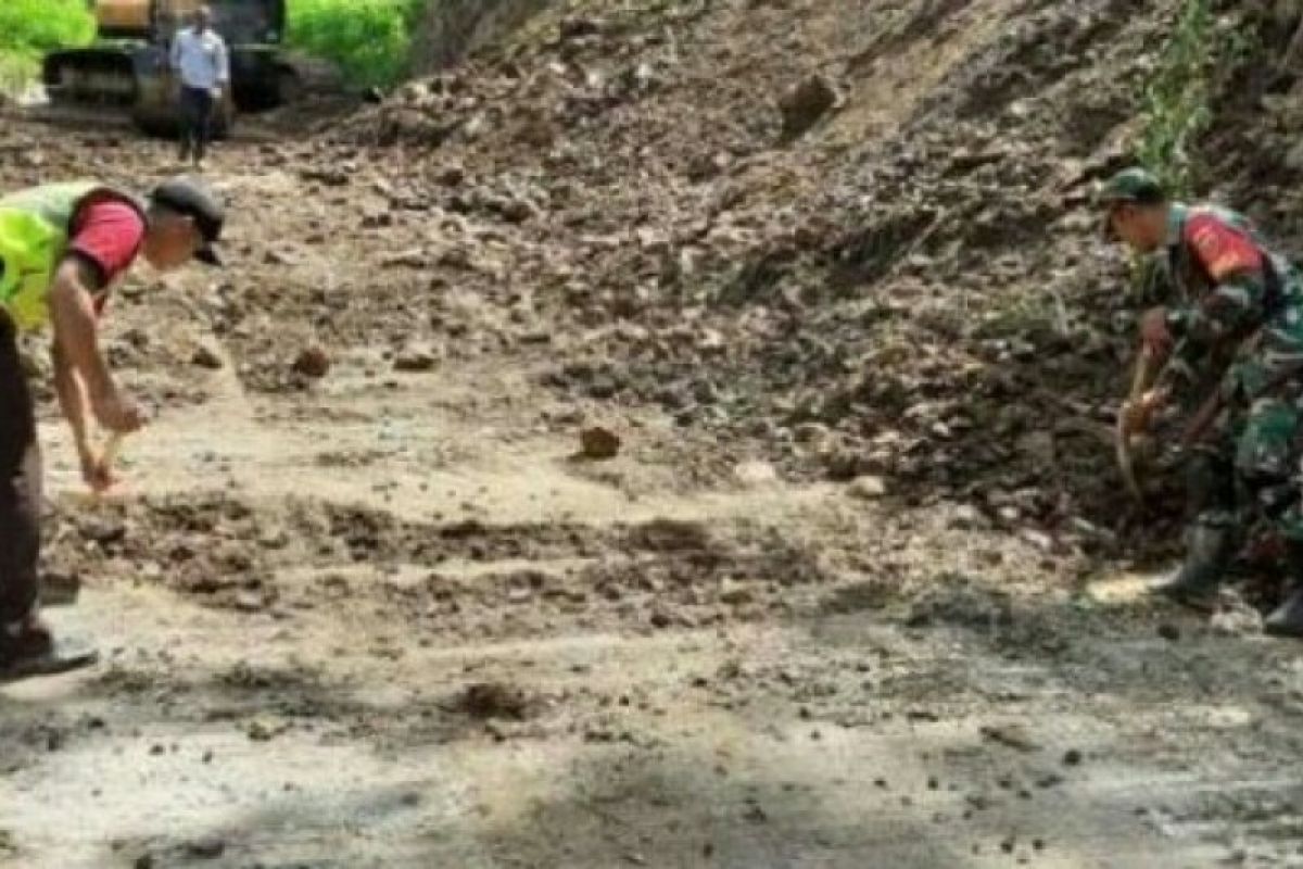 Longsor di Paminggalan Kabupaten Majene telah dibersihkan