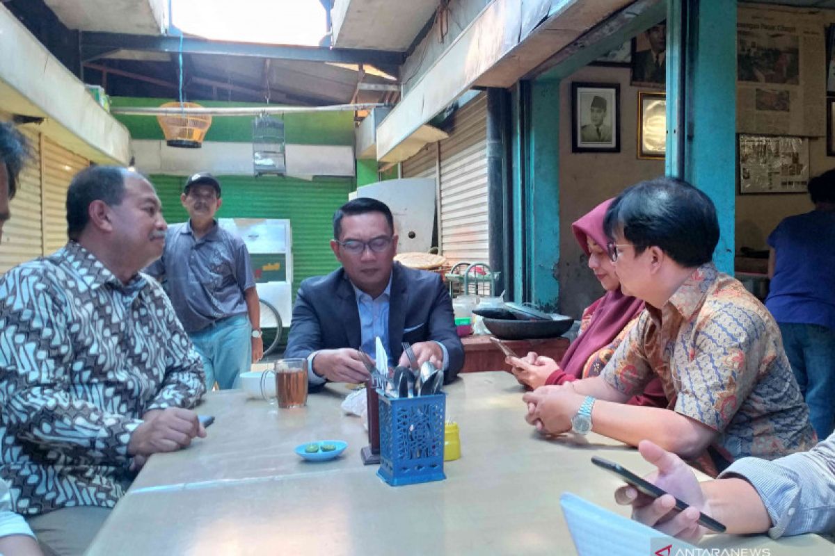 Gubernur Ridwan Kamil pilih makan siang di pasar tradisional